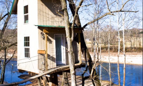 Treehouse Cabin on Elk River